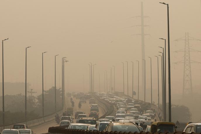 New Delhi | V prestolnici redno omejujejo gradbene dejavnosti, prav tako vstop tovornjakov z dizelskim motorjem iz drugih delov države. Eden od ukrepov je tudi pršenje vode s tovornjakov, da bi kakovost zraka z dušečim in gostim smogom vsaj kratkotrajno izboljšali. | Foto Reuters