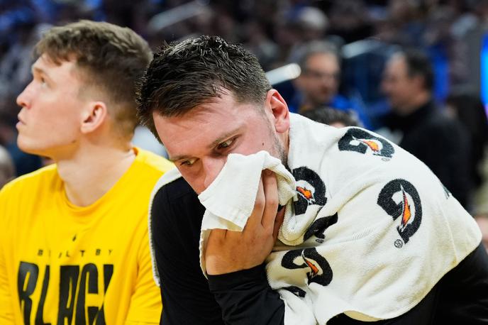 Luka Dončić | Luka Dončić je zaradi poškodbe zadnje stegenske mišice redni del sezone že končal, pri Lakersih pa zdaj trepetajo še pred začetkom končnice. | Foto Guliverimage