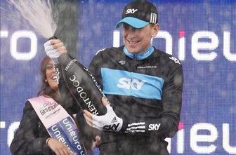 Wiggins v rožnati majici vodilnega 