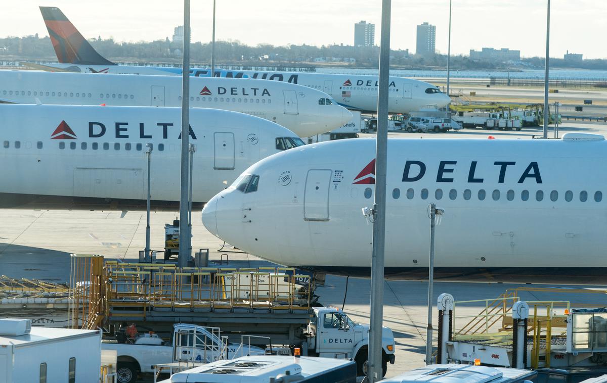 letala | Prizemljena letala družbe Delta na mednarodnem letališču Johna F. Kennedyja zaradi širjenja različice omikron in pomanjkanja osebja | Foto Reuters