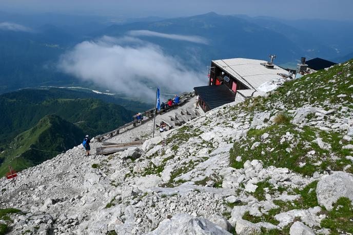 Gomiščkovo zavetišče na Krnu | Gomiščkovo zavetišče na Krnu je bilo pretekli konec tedna še zaprto, a se odpira 25. junija. | Foto Matej Podgoršek