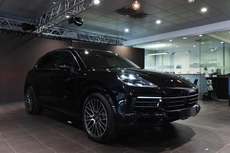 Porschejeva prodajna uspešnica ima še vedno 2,9 metra dolgo medosje, športni značaj pa odlično skriva vsakodnevno uporabno nastavljeno vzmetenje.  | Foto: Gašper Pirman