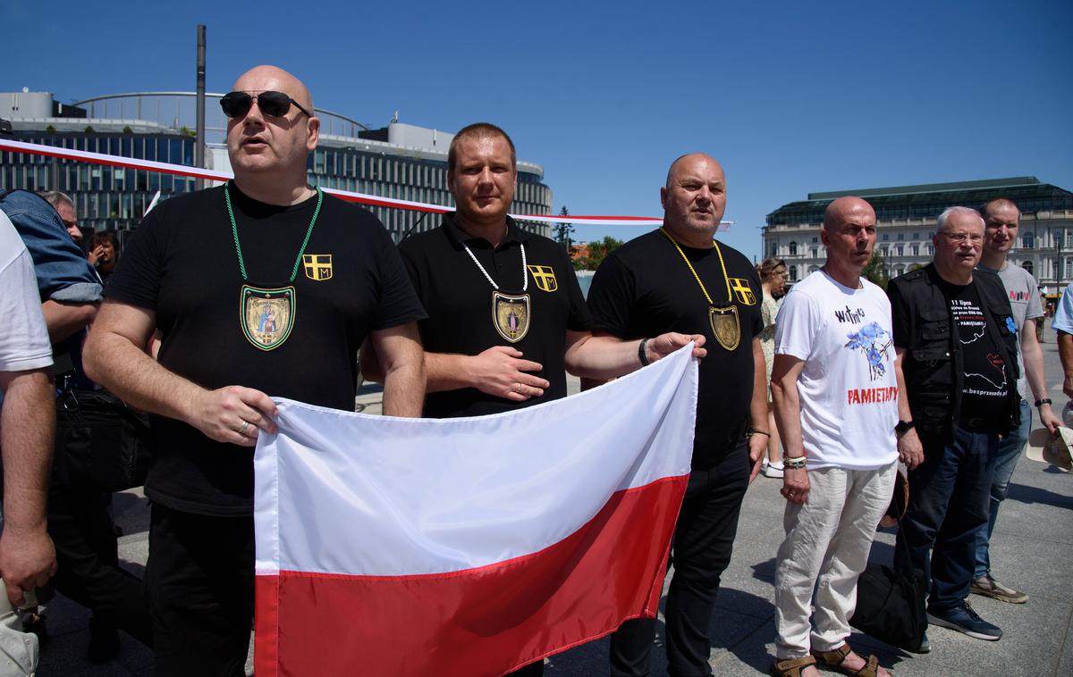 Zborovanje ob obletnici pokolov v Voliniji (leta 2023) | Poljaki se 11. julija spominjajo pokolov v Voliniji med drugo svetovno vojno, ki jih je izvedla Organizacija ukrajinskih nacionalistov (OUN) oziroma njeno oboroženo krilo Ukrajinska vstajniška armada (UPA). Na fotografiji: skupina poljskih nacionalistov leta 2023 na shodu ob 80. obletnici dogodkov v Voliniji. | Foto Guliverimage