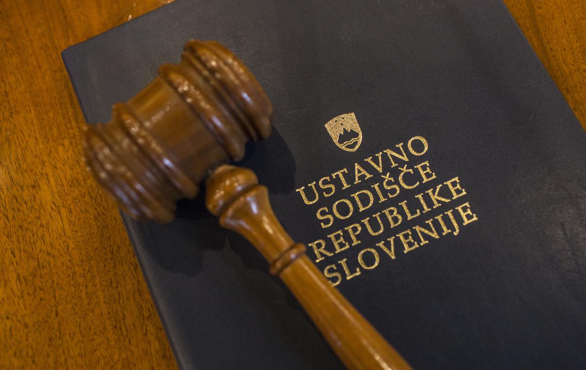 ustavno sodišče | Z izvrševanjem določbe bi lahko nastale težko popravljive posledice, meni ustavno sodišče. | Foto Matej Leskovšek