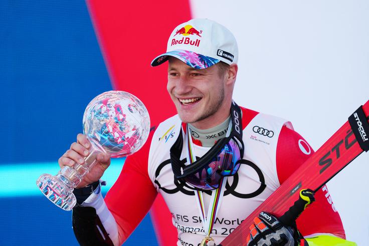 Marco Odermatt je dvignil v zrak še tretji mali kristalni globus v sezoni. | Foto: Reuters