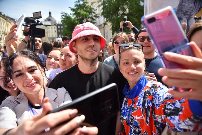 Člani Kaluš Orkestra z navdušenimi oboževalci v Lvivu ob vrnitvi v domovino. | Foto: Reuters