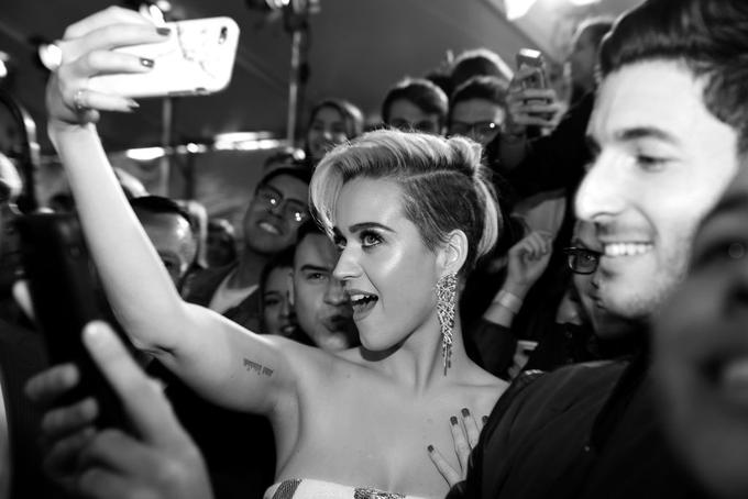 Selfiji so postali priljubljeni tudi med zvezdniki (na fotografiji Katy Perry), ki tako lovijo fotoutrinke s svojimi oboževalci. | Foto: Getty Images