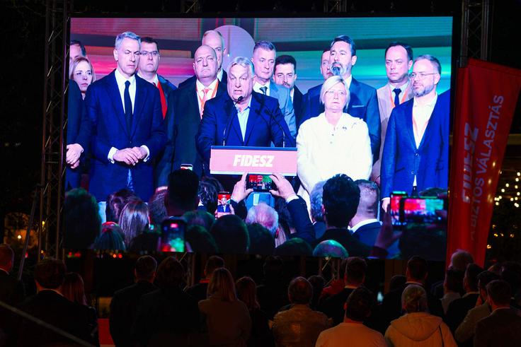 Vodja madžarske opozicijske stranke Tisza Peter Magyar je zvečer sporočil, da ga je poklical premier Viktor Orban in mu čestital za zmago na današnjih parlamentarnih volitvah. Štetje glasovnic še poteka, a Tisza je v veliki prednosti. | Foto: Reuters