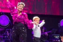 Tanja Žagar na oder pripeljala sina Karla #video