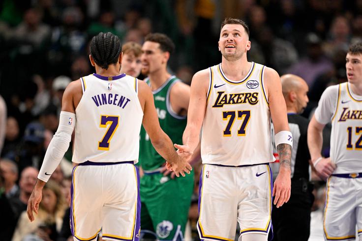 V zaključku tekme so do izraza prišle izkušnje, ki so bile na strani Dončića, LeBrona Jamesa in druščine. | Foto: Reuters