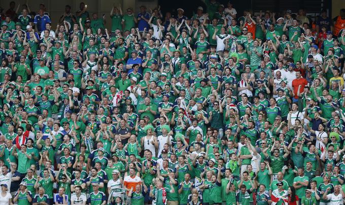 Severni Irci so lani prvič pesti za svoje nogometaše stiskali na evropskem prvenstvu v Franciji. | Foto: Reuters