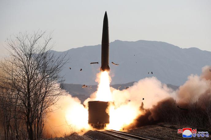 raketa Severna Koreja | Severna Koreja je v zadnjih dveh tednih izvedla vrsto raketnih poskusov, na kar sta se ZDA in Južna Koreja odzvali s skupnimi vojaškimi vajami. Zadnji raketni poskus je Pjongjang izvedel v nedeljo, ko je nad Japonsko morje izstrelil dve balistični raketi kratkega dosega. To je bila že sedma izstrelitev v zadnjih dveh tednih. | Foto Reuters