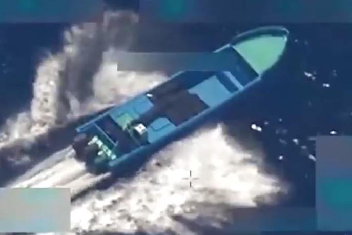 čoln, mamila, Tihi ocean | Kot pri predhodnih napadih na plovila, ki naj bi prevažala droge, ameriške oblasti niso objavile podatkov o identiteti ubitih, niti niso podale dokazov, da so ti resnično tihotapili droge oziroma da so predstavljali grožnjo ZDA. | Foto SOCIAL MEDIA WEBSITE / SECRETARY OF WAR PETE HEGSETH VIA X