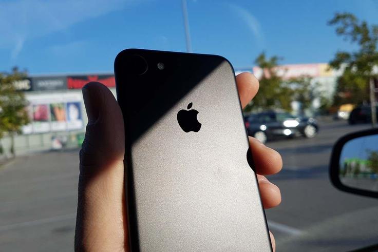 Applov pametni telefon je z zaporedno številko 7 postal vodoodporen, pa tudi dvakrat hitrejši od predhodnika. Njegov operacijski sistem iOS 10 je odličen in uporabniku bolj prijazen od devetke. iPhone 7 ima tudi odličen fotoaparat, še bolj pomemben pa je dostop do najnovejših in najboljših aplikacij, kar je za mnoge uporabnike njegova najboljša lastnost.  | Foto: 