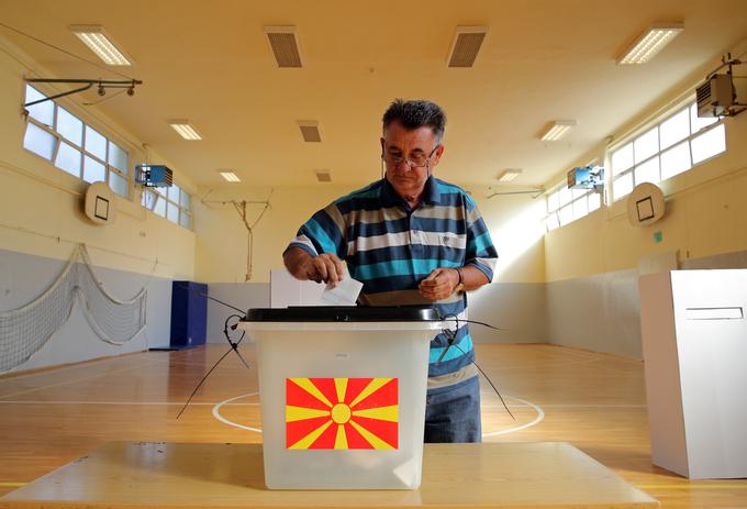 Glavna makedonska opozicijska stranka VMRO-DPMNE zaradi nezadovoljstva nad včerajšnjo spremembo ustave zahteva razpis predčasnih parlamentarnih volitev. | Foto: Reuters