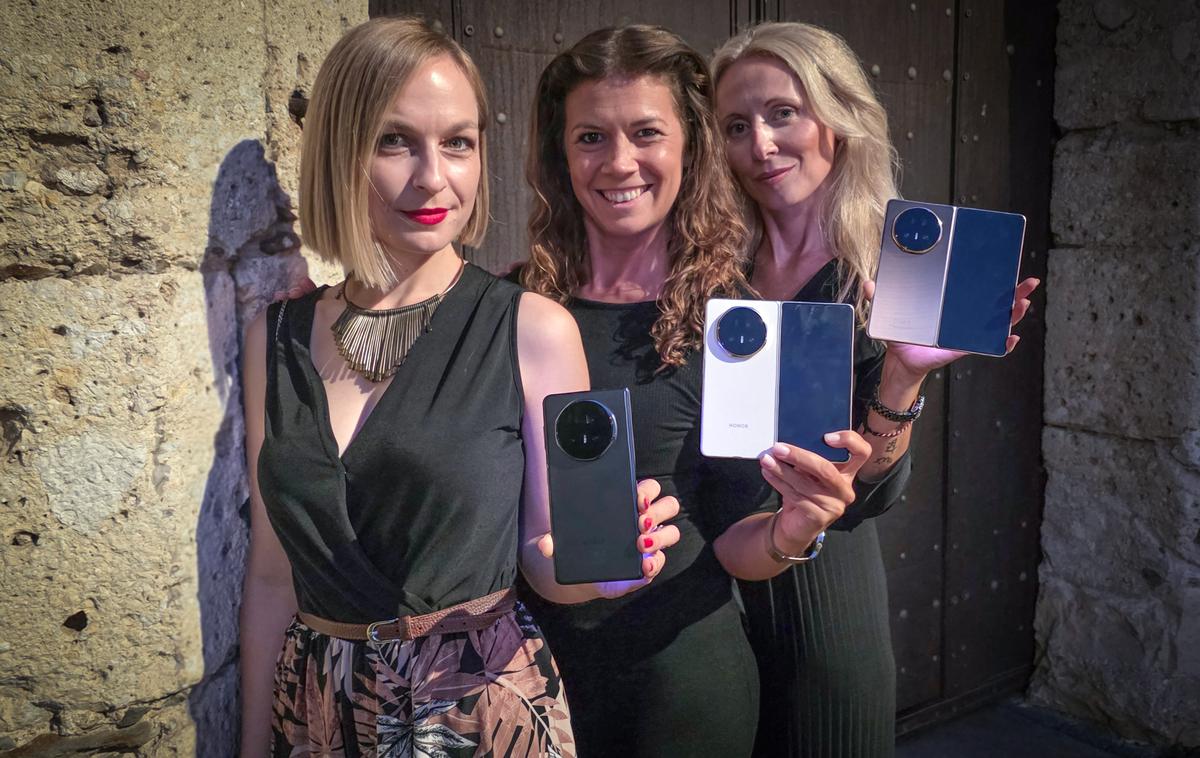 Honor Magic V5 | Pregibni pametni telefon Honor Magic V5 izdelujejo v treh barvah, a bo v regiji, kjer je tudi Slovenija, na voljo le v beli in črni. | Foto Srdjan Cvjetović