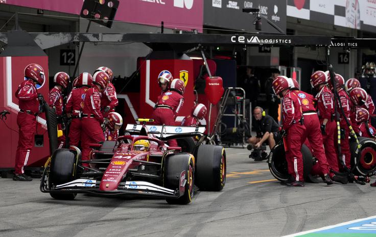 Lewis Hamilton ima s Ferrarijem 10. in sedmo mesto ter eno diskvalifikacijo. Edino na šprinterski dirki je pa zmagal. | Foto: Reuters