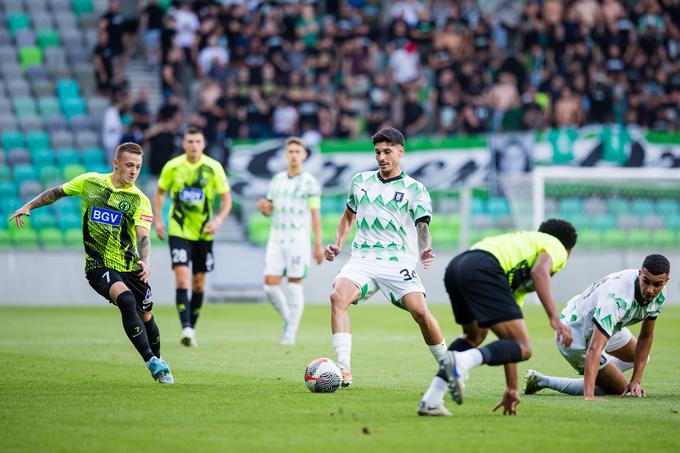 Olimpija bo na Poljskem deležna tudi podpore zveste navijaške skupine Green Dragons. | Foto: Grega Valančič/www.alesfevzer.com