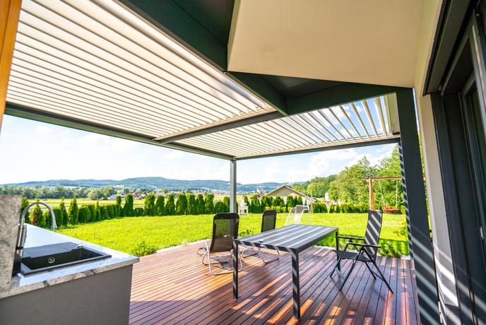 Bioklimatska pergola: kako združiti teraso, nadstrešek in carport