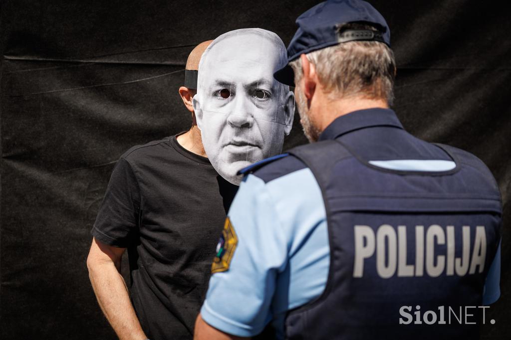 Protest pred DZ, črna kocka