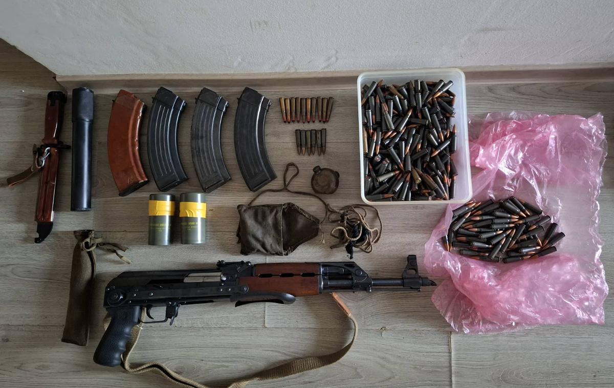 droga, orožje, zaseg, hišna preiskava | Odvzeli so mu prostost in ga pridržali.  | Foto PU Maribor