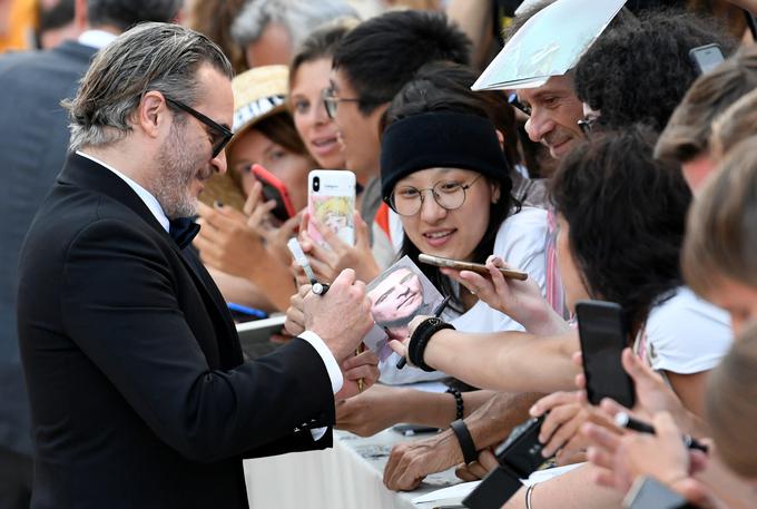 Joaquin Phoenix na lanskem festivalu - letos množic ob rdeči preprogi ne bodo dovolili. | Foto: Reuters