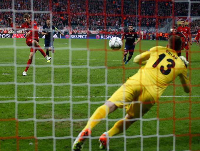 Maja 2016 je Thomasu Müllerju v polfinalu proti Bayernu takole ubranil strel z enajstih metrov. | Foto: Getty Images