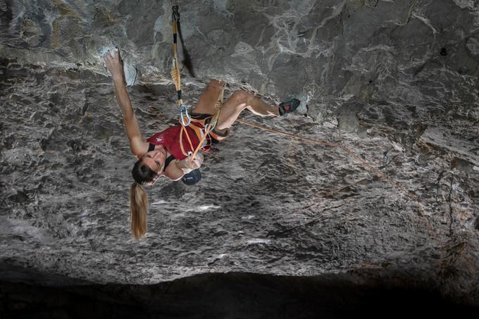 Koronsko leto 2020 je izkoristila za plezanje v naravnih stenah. Kot prva ženska je v Ospu preplezala smer Halupca 1979 (na fotografiji) in Waterworld. | Foto: Luka Fonda