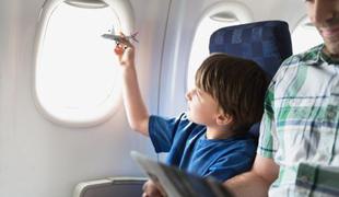V letalu bi raje sedeli ob kričečem otroku kot ob debelem potniku