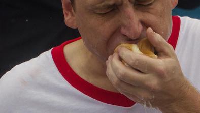 Le za krepke želodce – hitrostno goltanje hot dogov (foto)