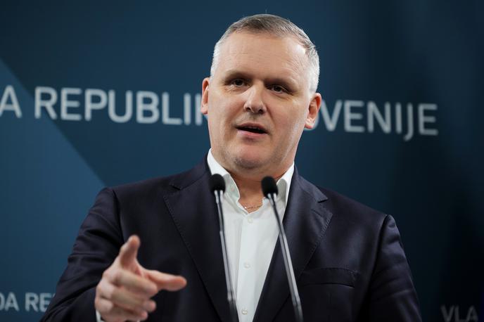 Bojan Kumer | Podnebni zakon bo predvidoma omogočil več podpore ljudem, več subvencij za čiste tehnologije, več naložb v energetsko prenovo stavb, več podpore gospodarstvu za zeleni prehod in tudi več zaščite pred vremenskimi ujmami, je povedal minister Bojan Kumer. | Foto STA