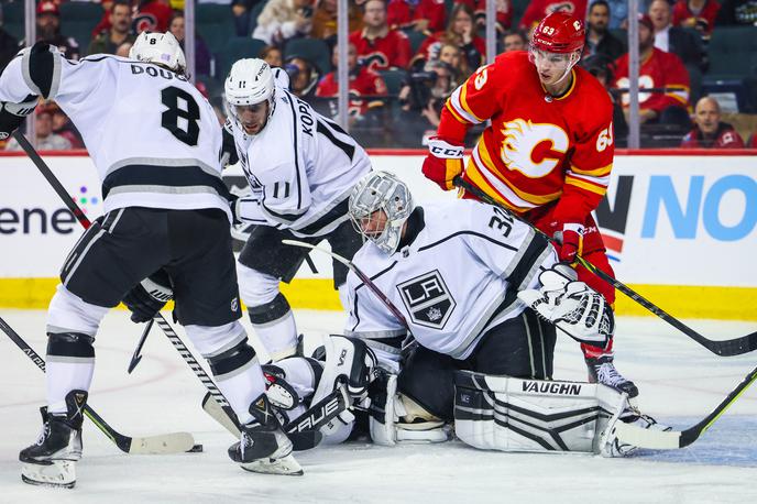 Calgary Flames Los Angeles Kings | Anže Kopitar in soigralci LA Kings so po štirih zaporednih zmagah s 5:6 izgubili pri Calgaryju, ki ga vodi Darryl Sutter. Kanadčan je v letih 2012 in 2014 Kralje popeljal do dveh Stanleyjevih pokalov. | Foto Reuters