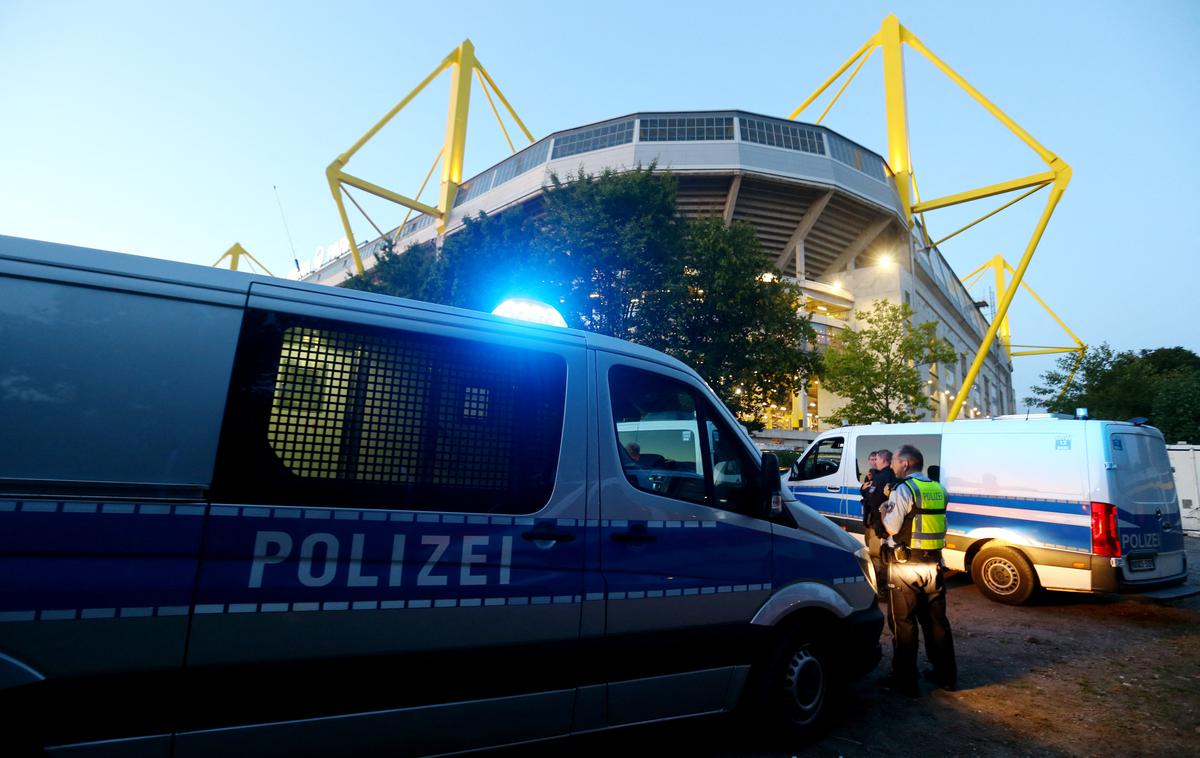 Borussia Dortmund stadion navijači | Zaradi sumljivega vozila so navijače zadržali na stadionu. | Foto Reuters