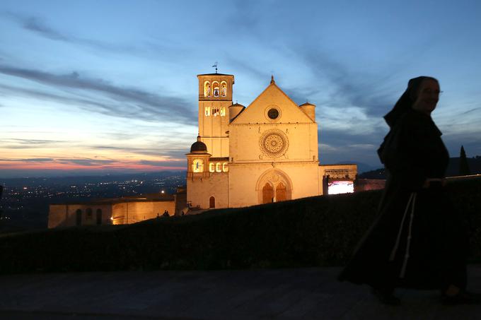 Assisi je rojstni kraj Frančiška Asiškega, ustanovitelja reda frančiškanov, lokalnim oblastem pa se promocija tamkajšnjih hotelov ne zdi primerna za takšno versko središče. | Foto: Getty Images