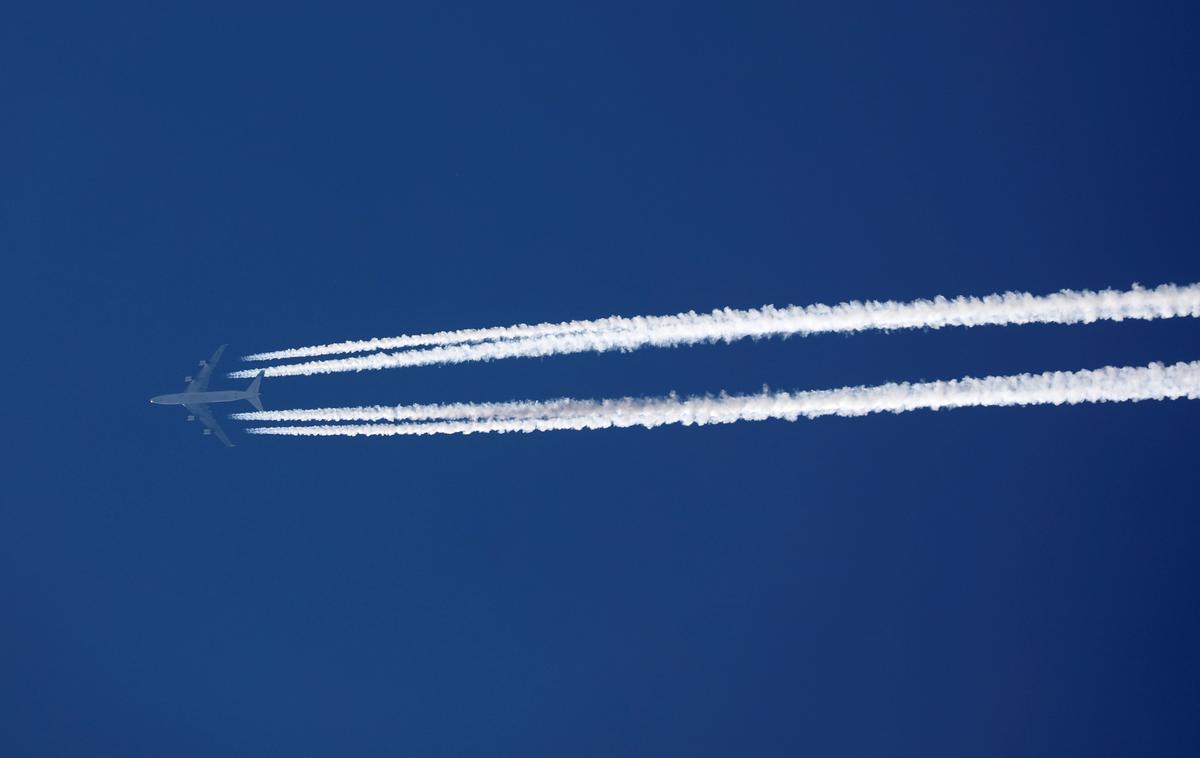 letalo nebo | Novinarsko letalo bi moralo iz letališča Dulles v Washingtonu poleteti že v torek zvečer, a so morali polet preložiti do srede zjutraj. | Foto Reuters