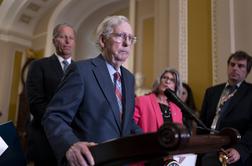 Vodja ameriških senatnih republikancev Mitch McConnell med novinarsko konferenco otrpnil