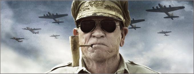 Ko po kapitulaciji Japonske v drugi svetovni vojni oblast prevzamejo ameriške sile pod vodstvom generala Douglasa MacArthurja (Lee Jones), brigadni general Bonner Fellers (Matthew Fox) dobi nalogo, ki lahko spremeni potek zgodovine – spisati mora poročilo, na podlagi katerega se bodo politiki odločili, ali naj cesarja Hirohita obesijo kot vojnega kriminalca. • V petek, 10. 9., ob 20.05 na TV SLO 2.* | Foto: 