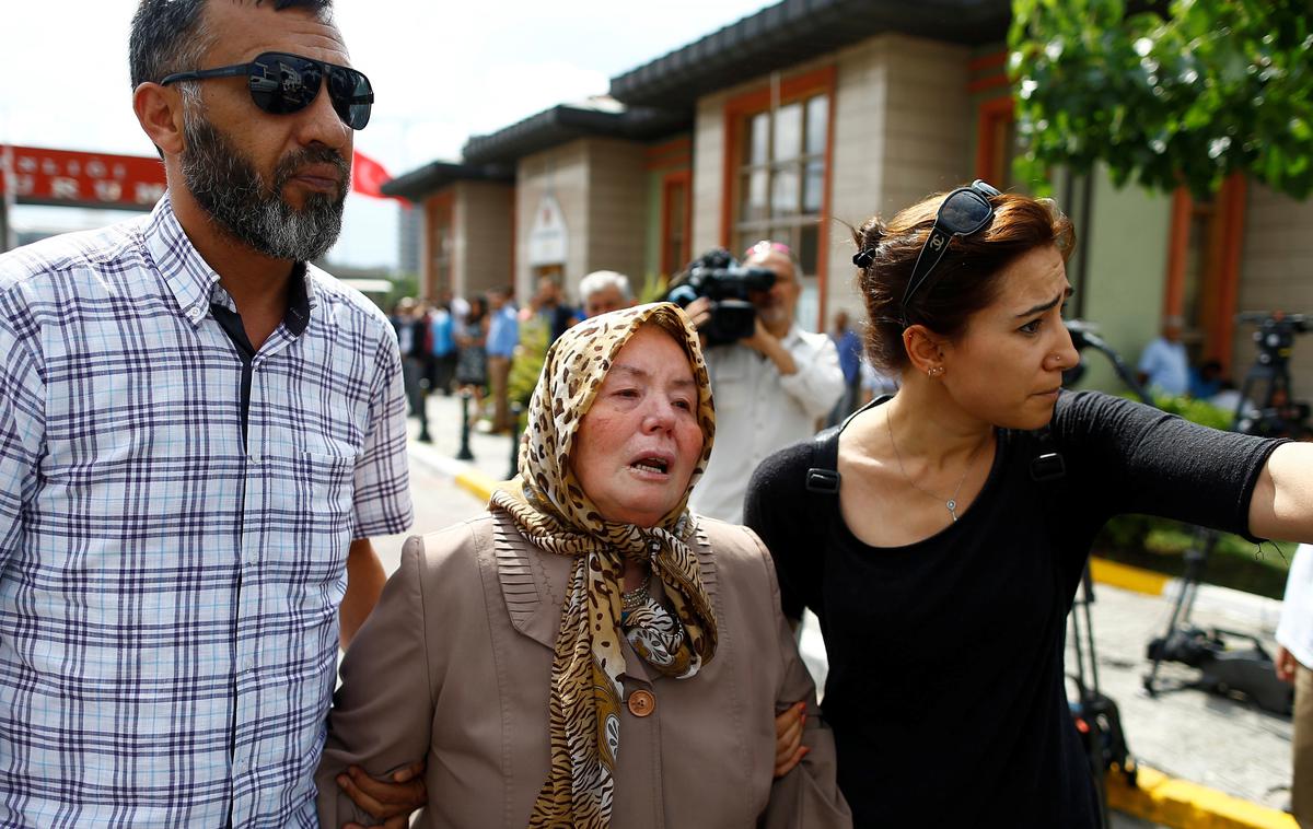 Svojci žrtev terorističnega napada v Istanbulu | Foto Reuters