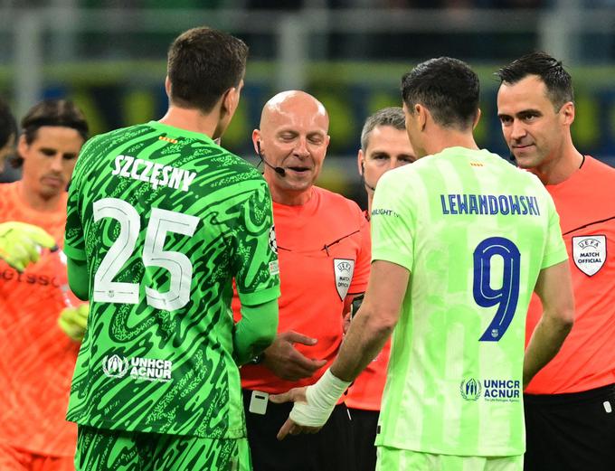 Poljski sodnik Szymon Martiniak se je znašel tudi pri zagovoru pri slovitih rojakih, ki nosita dres Barcelone. | Foto: Reuters