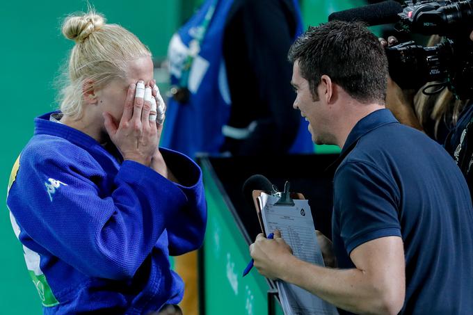 Čustven trenutek za Ano Velenšek. Na njenih prvih olimpijskih igrah leta 2012 v Londonu ji je spodrsnilo na prvi stopnički, v prvem krogu, štiri leta pozneje v Rio de Janeiru pa je osvojila bronasto kolajno. | Foto: Stanko Gruden, STA