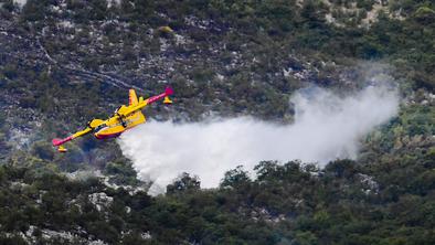 Slovenec z dronom prekinil gašenje požara na Murterju. Odvzeli so mu prostost in ga ovadili.
