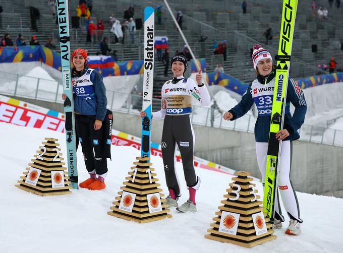 Selina Freitag, Nika Prevc in Anna Odine Stroem | Foto: Reuters