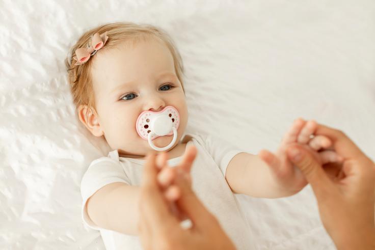 Dojenček z dudo "Na žalost so tudi testiranja v Švici potrdila rezultate slovenskega laboratorija. Ugotovili smo, da določen del dud Curaprox, natančneje trdi del – ščitnik, vsebuje povečane vrednosti BPA. Zato smo se odločili za takojšen odpoklic izdelkov po vsem svetu," je še dodala Breitschmid. | Foto: Shutterstock