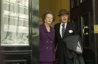 Neusmiljena. Nepopustljiva. Železna lady. Margaret Thatcher.