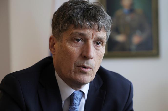Borut Sajovic | S tem, ko sredstva zadržimo doma, bo imela Slovenija možnost hitrih nabav in hitrega servisiranja, proizvodnjo, ki bo prinesla delovna mesta, krepil pa se bo tudi bruto družbeni proizvod, je izpostavil minister za obrambo Borut Sajovic. | Foto STA
