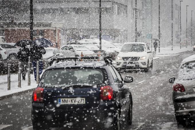 Sneženje ovira promet. | Foto: Bojan Puhek