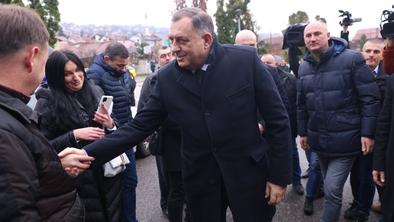 Dodik kljub nalogu za privedbo obiskal vojašnico v Banjaluki