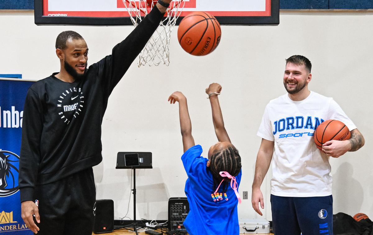 Luka Dončić | Luka Dončić je petkovo popoldne užival v družbi otrok, zaljubljenih v košarko. | Foto Dallas Mavericks