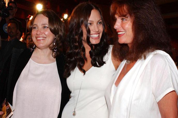 Angelina Jolie z mamo | Angelina Jolie leta 2001 (v sredini) skupaj z mamo Marcheline Bertrand (levo) in igralko Jacqueline Bisset (desno). | Foto Profimedia