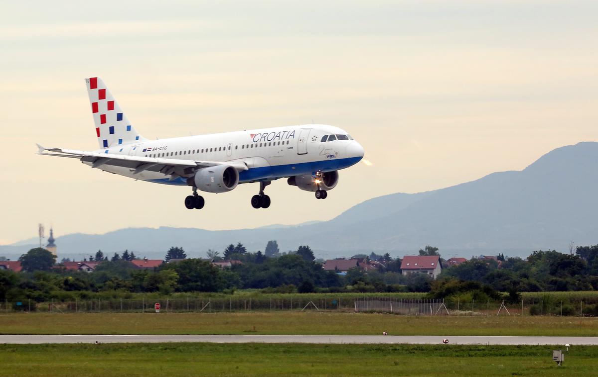 Croatia Airlines | Z letali družbe Croatia Airlines se nocoj v Zagreb skupaj s hrvaškimi državljani vrača tudi pet Slovencev. | Foto STA